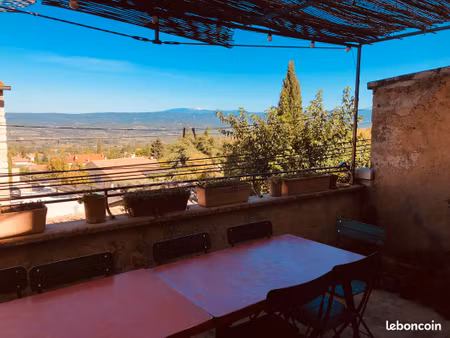 maison de village de 192 m² dans le centre de bonnieux avec terrasse. belle vue sur la pla