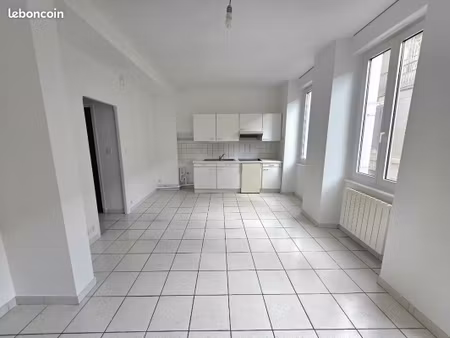 ? t2 rénové de 41 m² en plein centre-ville avec parking privé ◊