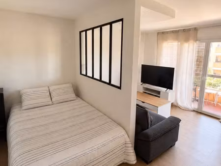 studio meublé rénové de 27 m² avec terrasse plein sud de 9 m² et parking privatif