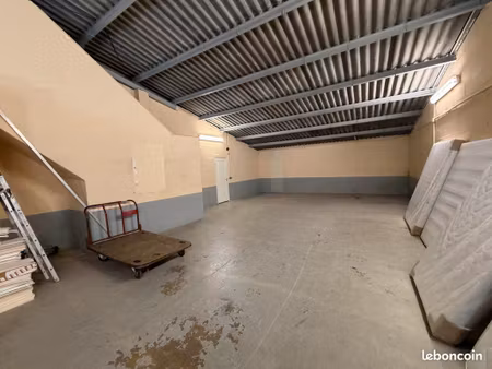 à louer hangar 300 m² avec terrain 1000 m² eau électricité toilettes accès pois lourds