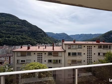 t3 rdc lumineux avec balcon et garage – proche centre-ville