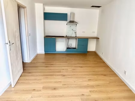 mauguio centre - t2 rénové avec 40 m² de combles privatifs