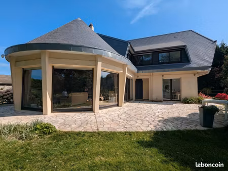 très belle propriété de 220m² avec jardin paysagé  double garage et dépendance