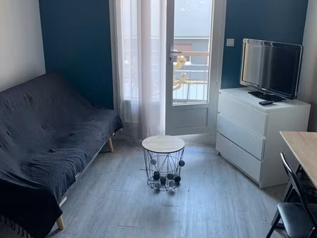 studio meublé sud loire avec parking et balcon