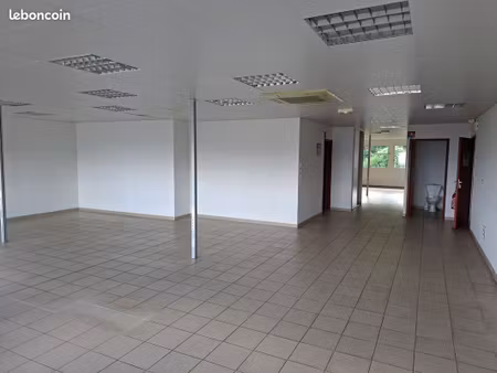 bureau avec grand parking