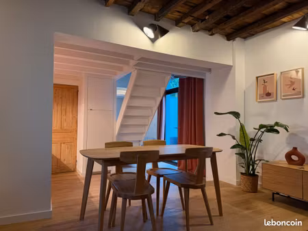 appartement 2 ch 75 m2 + cour de 50 m2 dans corps de ferme