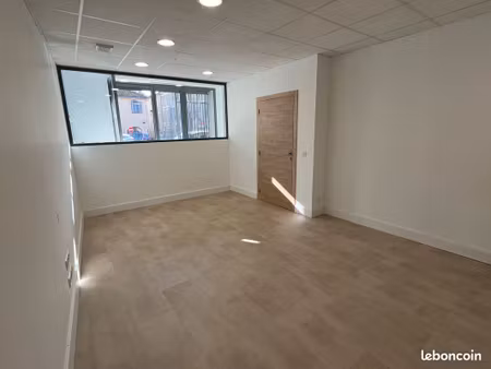 • location de bureaux à auch – place du 14 juillet  très proche du centre-ville  grand par