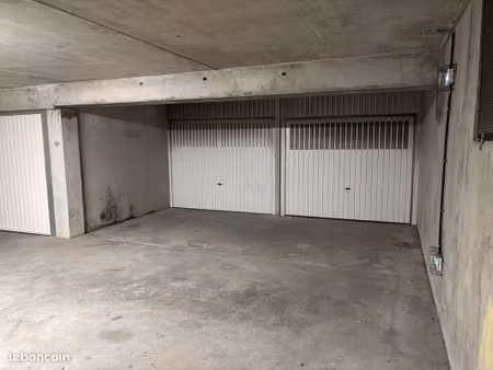 box de garage individuel fermé au sein d'une copropriété sécurisée