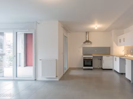 à louer – t3 lumineux avec terrasse sans vis-à-vis et garage fermé – villeurbanne (130 rue
