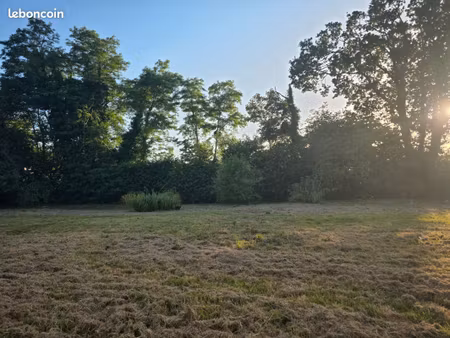 rare à locqueltas – terrain constructible au calme proche vannes