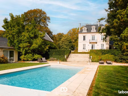 la singulière – propriété de caractère avec parc clos  piscine et dépendances - proche com