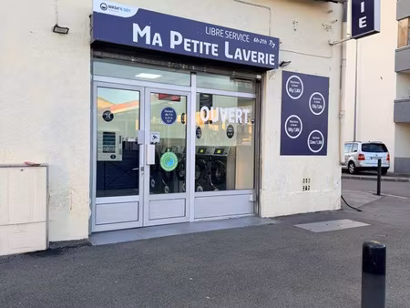 laverie automatique fond et mur avec appartement