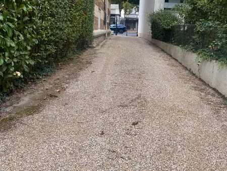 à vendre box fermer situation idéal