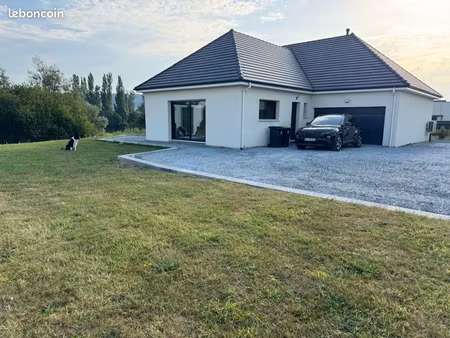 maison 148m2 au bord d’un lac et un grand jardin clôturé
