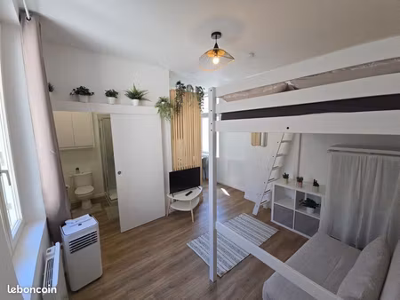 très beau studio meublé dans l'hyper centre  toutes charges comprises  pas d'agence
