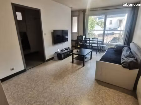 studio centre ville laval avec parking