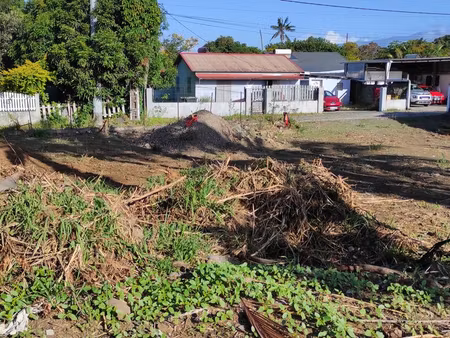 terrain constructible de 870m²