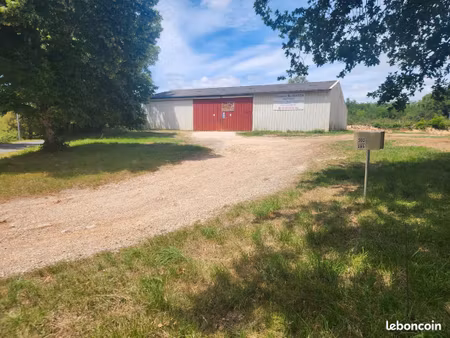 local artisanal  industriel d'une superficie de 360m2 sur une parcelle de 2900m2