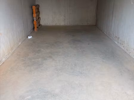 location garage lucciana avec lumière