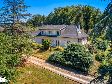 maison 7 pièces 255 m²
