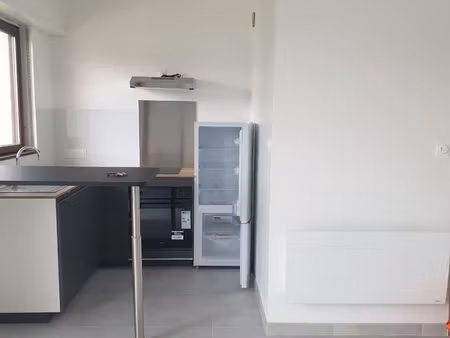 loue studio lumineux avec grand balcon et stationnement