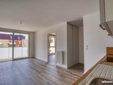 appartement t2 récent de 43 m² avec balcon et parking – centre-ville de bailleul