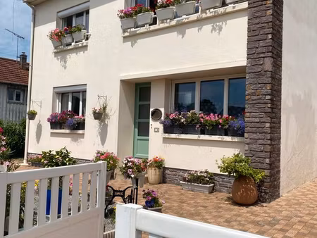 maison individuelle magnifique à l'intérieur comme à l'extérieur  avec un parking pour plu