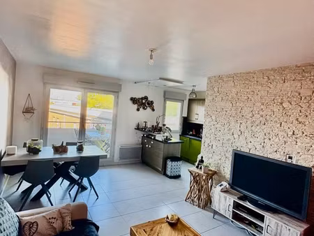 f2 avec balcon+box- résidence proche de la gare à combs-la-ville