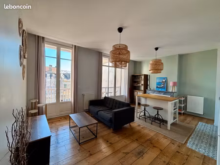 appartement traversant & rénové avec terrasse - hypercentre pau