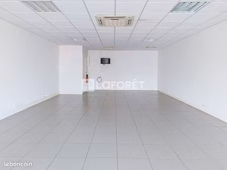 local 68 m² baie mahault