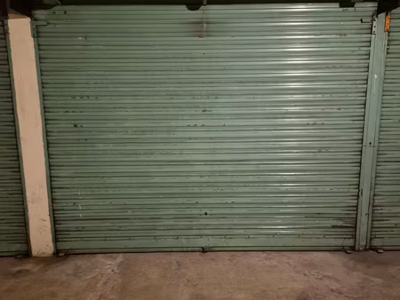 particulier loue garage / box pour motos  pour remorque ou stockage au centre-ville de sai