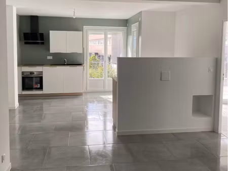 ⭐ f3 rénové – terrasse 35 m² – climatisation – cournon