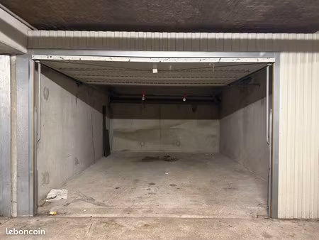 à vendre box sécurisé de 19m2