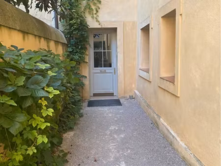 vends studio centre historique dans immeuble de prestige. 32m2  tout équipé et meublé. ven