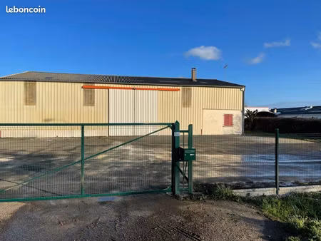 bâtiment industriel dans zone artisanal mais pas commercial