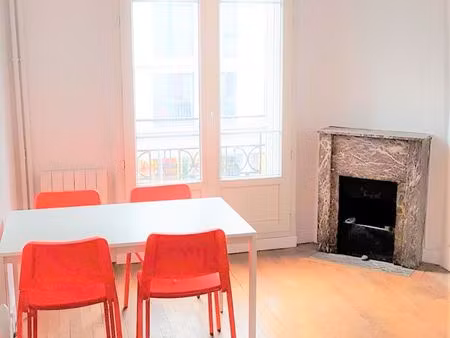 studio de chambre avec coin chambre et cave