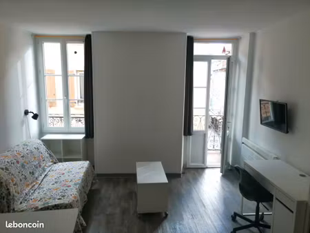 studio meublé avec balcon – centre-ville