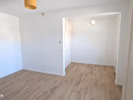 local professionnel lumineux de 48 m² en rez-de-chaussée