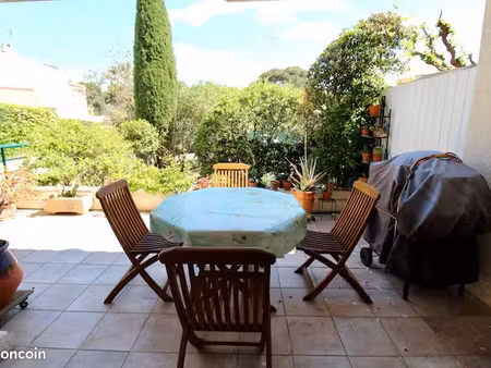 bien rare à la vente : bord de mer  appartement climatisé avec grande terrasse  jardin  ce
