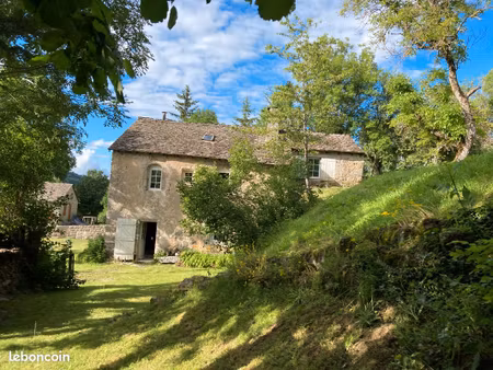 bastide en pierre avec charme et potentiel  travaux à prévoir