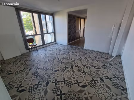 quasi-appartement meublé 28 m² + balcon (env. 33 m²) – saint-denis université – 1 190 cc