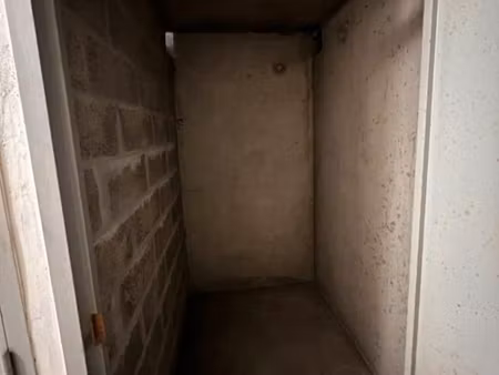 à louer – cave sécurisée de 2 5 m² en plein centre-ville