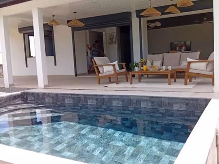 villa meublée avec piscine – rivière-salée – location longue durée