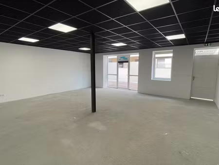 local commercial 63 m² rénové – centre-ville de montrond-les-bains – accès pmr