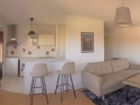 grand t2 meublé de 53 m2 ascenseur balcon parking