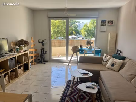 appartement t3 - 62 m2 - traversant et avec balcon