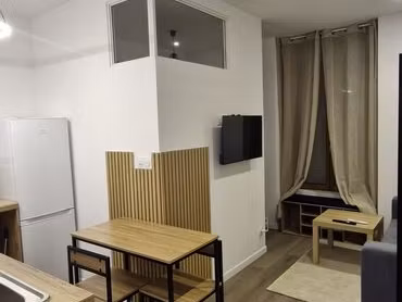 appartement meublé entièrement rénové avec chambre séparée – clim – extérieur