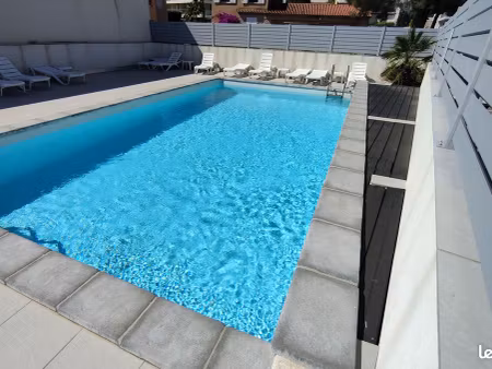 bandol -t2 sécurisé avec grande terrasse et piscine