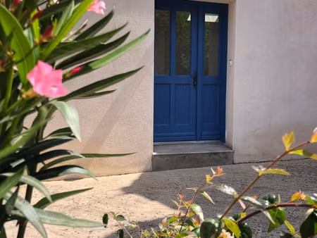 maison volet bleu