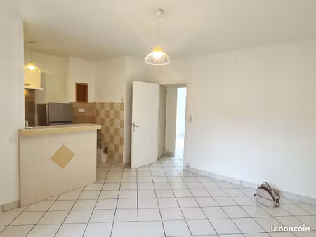 appartement t3 de 48m² climatisé avec petit balcon et cave